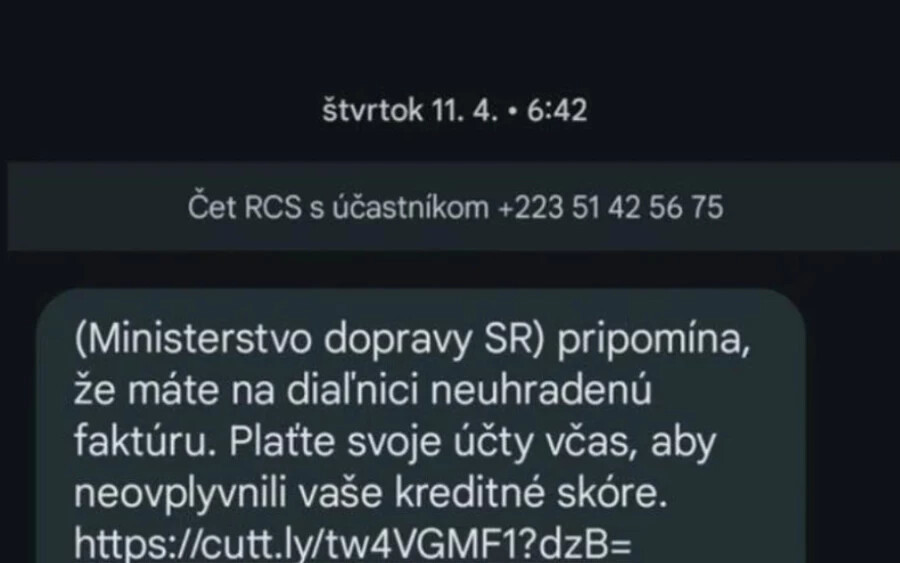 „A csalók sokkal kifinomultabbak, és míg a közelmúltig feltörték az emberek számláit vagy pénzt vettek le a kártyájukról, manapság az áldozattal való barátkozással csalják ki a pénzt” - mondta a modern csalók módszereiről. Adamovsky szerint a csalások összegét tekintve az adathalászat áll az első helyen a rangsorban, a visszaélések összegét tekintve pedig a kriptopénz-befektetési csalások állnak az élen.