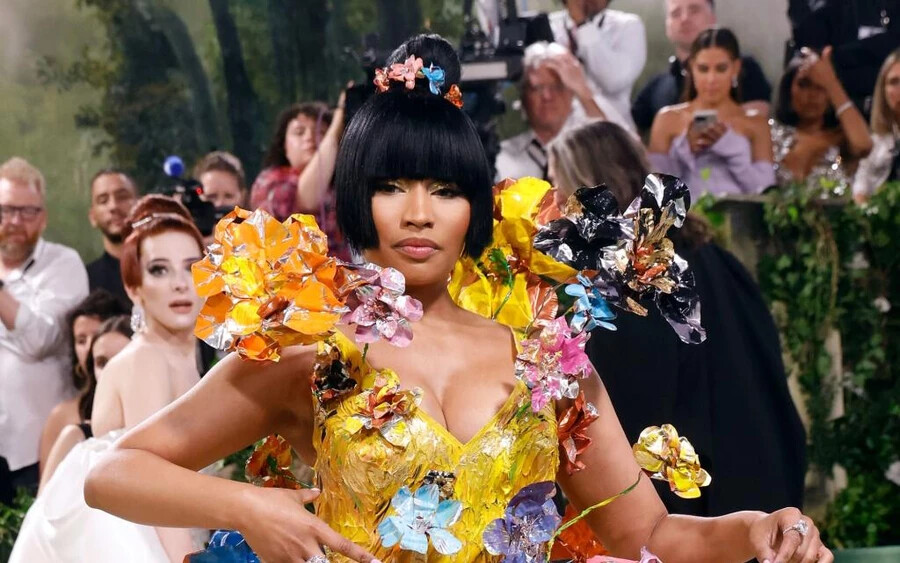 Bár ezen az eseményen több virág volt, mint bármelyik királyi esküvőn, Nicki Minaj mindenkit felülmúlt. A ruháját hatalmas, különböző színű 3D-s virágok díszítették. A sminkjével és a frizurájával együtt Nicki úgy nézett ki, mintha egy rosszul sikerült képregényből lépett volna elő.  