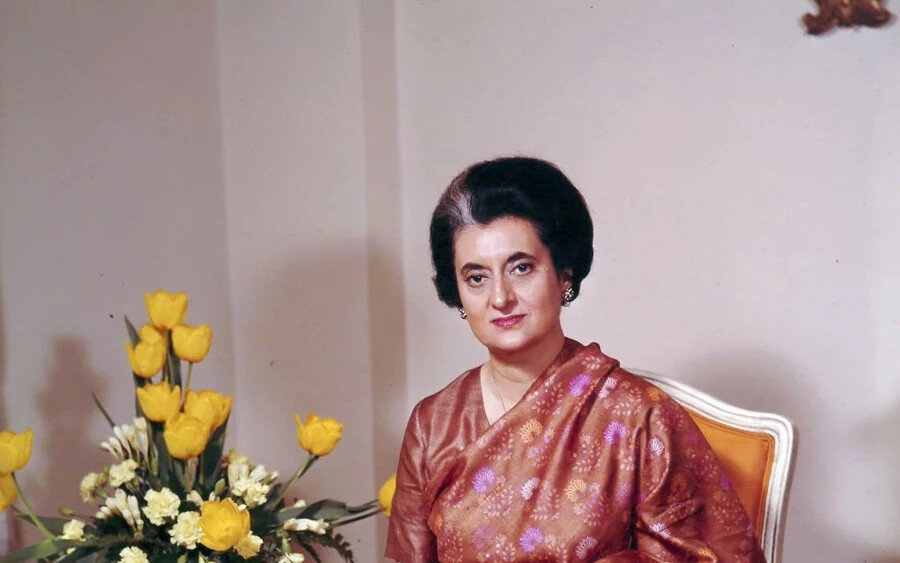 Indira Gandhi († 66) - indiai miniszterelnököt 1984-ben meggyilkolta két testőre, akik szikhek voltak. Újdelhiben, rezidenciakomplexumának kertjében lőtték agyon. A merénylet oka az indiai hadsereg által az amritsari Aranytemplomot elfoglaló szikh szeparatisták ellen végrehajtott hadművelet volt.