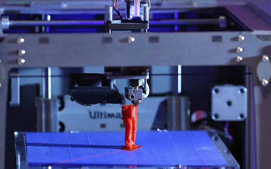 Ami a 3D-nyomtatóval való munkát illeti, Heitmann autodidakta módon tanulta. Mindent, amit ma tud, YouTube-videókból vagy az Outschool platformon található programokból tanulta. Mivel vállalkozása virágzik, a Mikulás nemrég egy új Bambu Lab P1S 3D nyomtatót hozott neki a fa alá 949 dollárért.