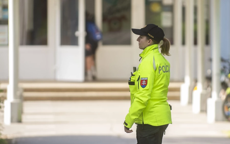 Rendőrök felügyelik az iskolások biztonságát (FOTÓK)