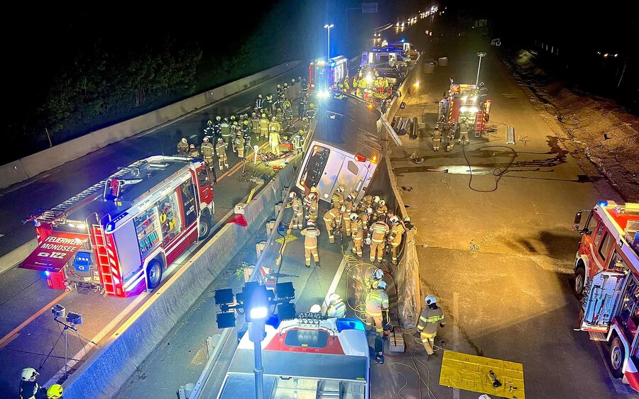 Szlovák autóbusz szenvedett balesetet Ausztriában, hárman súlyosan megsérültek