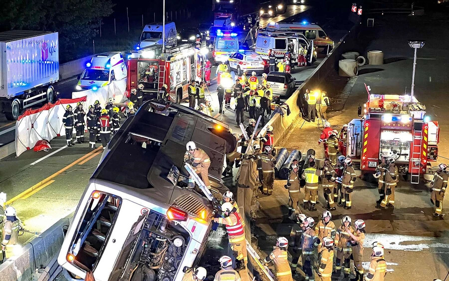 Szlovák autóbusz szenvedett balesetet Ausztriában, hárman súlyosan megsérültek