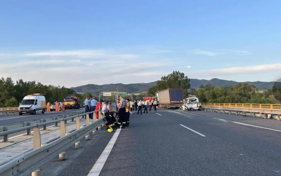 A baleset a D1-es autópályán történt a 92-es kilométernél Zsolna irányába. A mentők és egy helikopter azonnal a mentésükre indultak, közölték, hogy egy 42 éves vámost szállítottak kórházba.  Egy  27 éves tűzoltón azonban már nem tudtak segíteni.