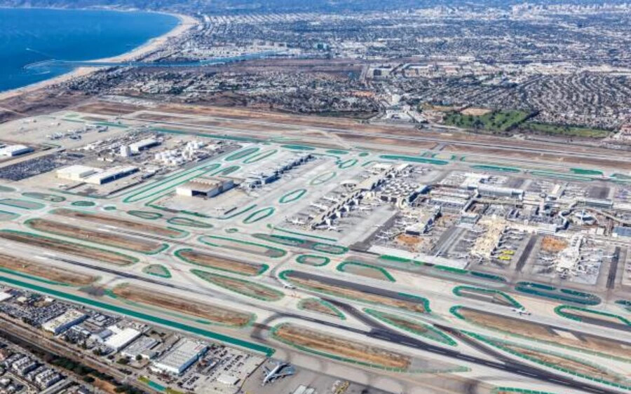 8. Los Angeles-i nemzetközi repülőtér (Los Angeles, USA). 75,1 millió utas. A Los Angeles-i nemzetközi repülőtér a világ nyolcadik és Amerika negyedik számú repülőtere az utasforgalmat tekintve. Az elkövetkező években ez a hamarosan százéves repülőtér feljebb léphet a rangsorban, mivel kapacitásbővítésen dolgozik. Akár kilenc terminállal és négy kifutópályával is rendelkezhet. Tavaly 1,6 milliárd eurós bevételt ért el.