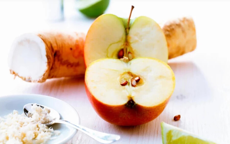 Az alma az egyik legnépszerűbb gyümölcs, de magja  az amygdalin nevű anyagot tartalmazza, amely tele van cianiddal. Szerencsére az almamagoknak van egy védőrétege, amely megakadályozza, hogy a cianid bejusson a szervezetébe, ha véletlenül megeszi. Ennek ellenére nem árt az óvatosság. A cianid még kis dózisban is (több mint 20 almamag elfogyasztása) szapora légzést, görcsöket és esetleg halált okozhat.