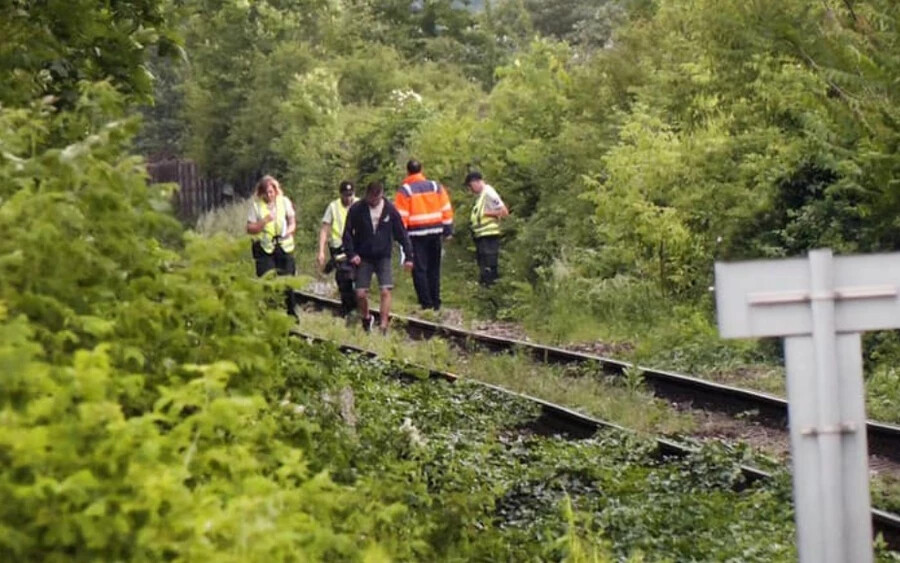 A Jakubot elütő vonat vezetője észre sem vette a végzetes ütközést. A 16 éves Jakub holttestét csak kedd reggel találta meg a baleset helyszínén áthaladó másik vonat vezetője - számolt be a Novy Čas portál. Vladimíra Bahylova, a Szlovák Vasúttársaság szóvivője szerint reggel fél hétkor jelentették a holttest felfedezését.