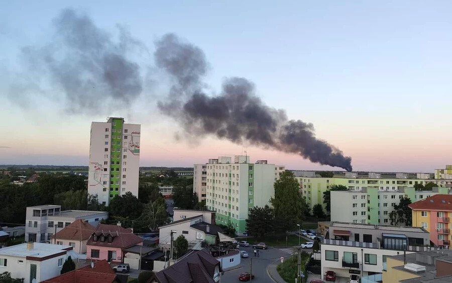 Óriási tűz Dunahidason, a lángokat Pozsonyból is látni lehetett