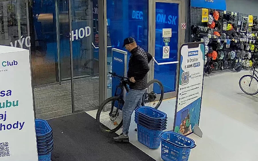 Bement a sportüzletbe, és ellopott egy méregdrága biciklit – felismeri a tolvajt?