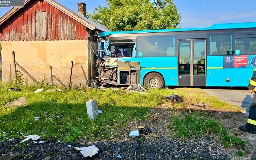 SÚLYOS baleset: Vonatnak ütközött, majd háznak csapódott egy autóbusz a Nyitrai járásban