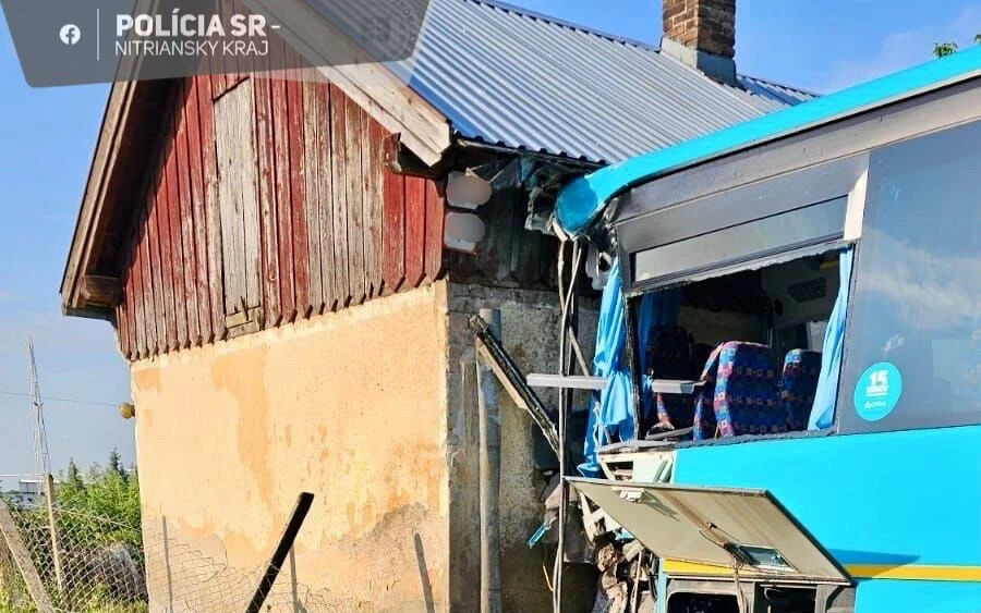 SÚLYOS baleset: Vonatnak ütközött, majd háznak csapódott egy autóbusz a Nyitrai járásban