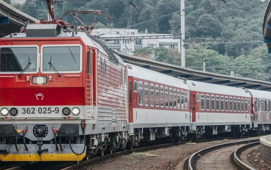 A vizsgálat szerint a fiút a 22.44-kor haladó vonat gázolta el, a mozdonyvezető pedig ezt nem vette észre, mivel a vonat nagyon hosszú volt - magyarázta a szóvivő, aki szerint vérnyomokat találtak a mozdonyon, amely elütötte Jakubot.