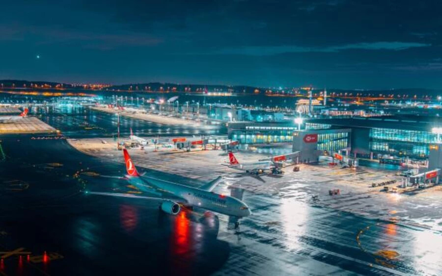  7. iGA nemzetközi repülőtér (Isztambul, Törökország). A szállított utasok száma: 76,2 millió. Az isztambuli repülőtér a város európai részén található, így egyike a tíz legjobb repülőtérnek, amely az európai kontinensen található. Előnye az Európa, Ázsia és Afrika közötti stratégiai elhelyezkedés. Tavaly 76,2 millió utast szállított, de a becslések szerint éves kapacitása 200 millió utas lesz, amikor 2028-ban teljesen elkészül.