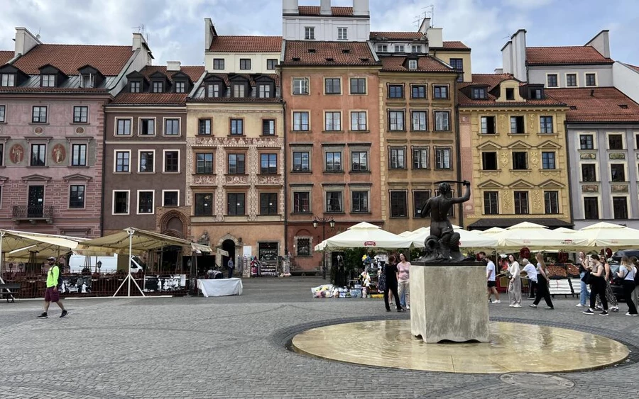 Varsó dinamikus város, gazdag történelemmel és erős kulturális szellemmel. A város modern építészetével vonzza a látogatókat, de a történelmi emlékek és a természet is nagyon érdekes. A második világháborúban nagyrészt elpusztult óváros ősi utcáin tett séta érdekes hangulatot áraszt. Minden kőnek megvan a maga története. A lengyel főváros kiváló gasztronómiát is kínál elfogadható áron.