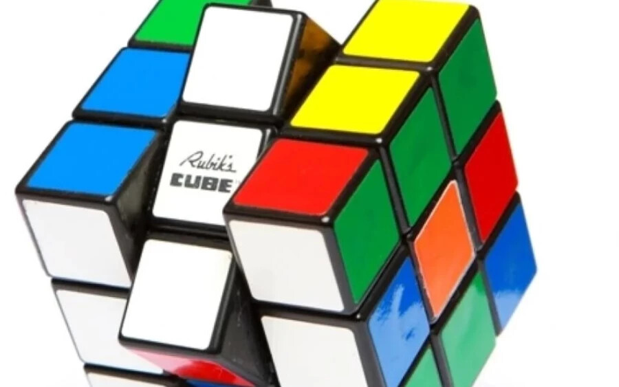 A kocka legnagyobb fellendülés az 1980-as években következett be, többek között Csehszlovákiában, ahol dalok, sőt műsorok tárgya volt. Akkoriban még az újságok címlapján is szerepelt. A Rubik-kocka hivatalos születése 1974. május 19-re tehető, Rubik pedig vizuális taneszközként alkotta meg. 