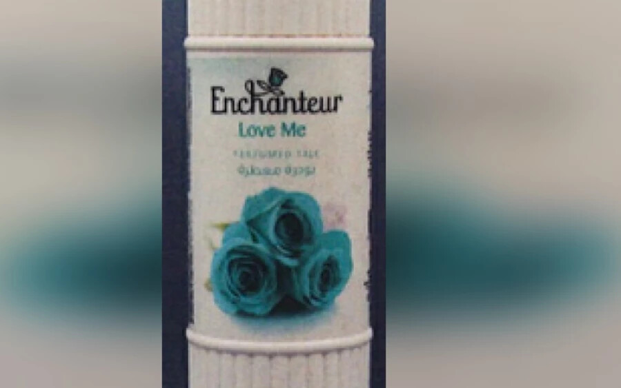 Továbbá a Törökországból származó Enchanteur Love Me parfümözött testpúder termékben nehézfémeket azonosítottak: arzént és kadmiumot. Megállapították továbbá, hogy az összetevők listáján nem szereplő benzil-szalicilát és linalool illatanyagok is jelen voltak a termékben - ezek az anyagok pedig allergiás reakciót válthatnak ki.