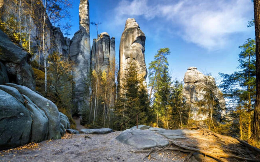 Adršpach-Teplice sziklái a természet igazi műalkotásai. Ezek a sziklák homokkő formációk, amelyek nagyon különleges formájúak, és érdemes megnézni őket, ha a Csehországban jársz. A túraútvonal, amely keresztülhalad rajtuk, 6 kilométeren át húzódik, és könnyűnek számít. 