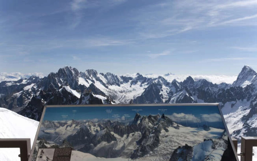 Egy hosszú távú túra: a Tour du Mont Blanc. Az Alpokon átvezető 155 km-es útvonal, amely hágókon és a francia, olasz és svájci határokon halad át. A profik szerint a Tour du Mont Blanc nem a legtechnikásabb útvonal, de jó fizikai felkészültséget igényel. A kihívás 7 és 10 nap között teljesíthető.