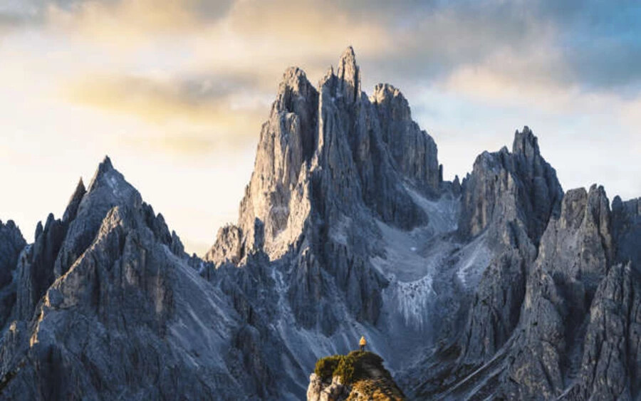 Az Észak-Olaszországban található Dolomitok 20 csúcsból álló, több mint 3000 méteres magasságban tetőző, függőlegességükről híres hegycsúcsok. Falai és csúcsai között számos útvonal található, amelyek közül a nehézségi szinttől függően választhatunk.