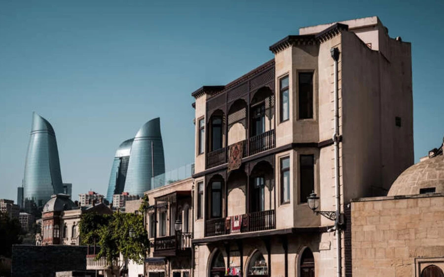 Az Ikrek kettős természetükről ismertek - Miért ne tükröződhetne ez a nyaralási célpontjukban is?  Baku, Azerbajdzsán nyüzsgő fővárosára, ahol a régi világ bája és a modernitás keveredik. Sétálj végig az óváros hangulatos utcáin, vagy vess egy pillantást a modern építészet csodáira.