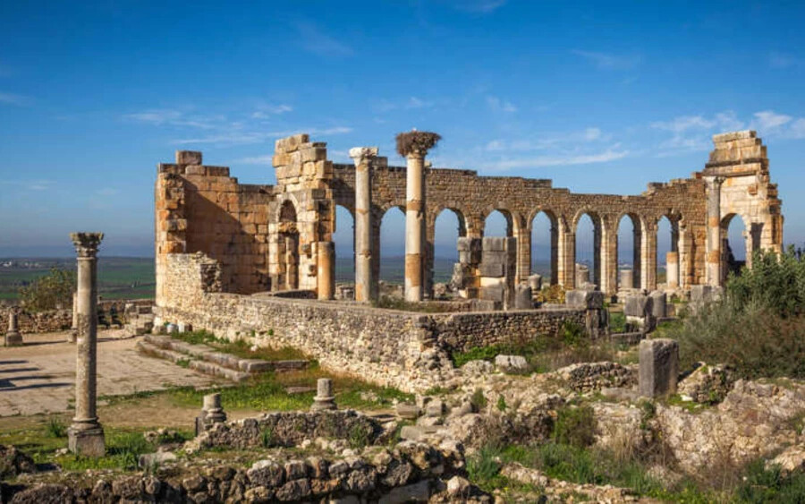 A részben feltárt berber-római kori Volubilis városa Marokkóban, Meknesz városának közelében található. Az i. e. 3. században alapított Volubilis az ország egyik legérintetlenebbül fennmaradt ókori helyszíne.