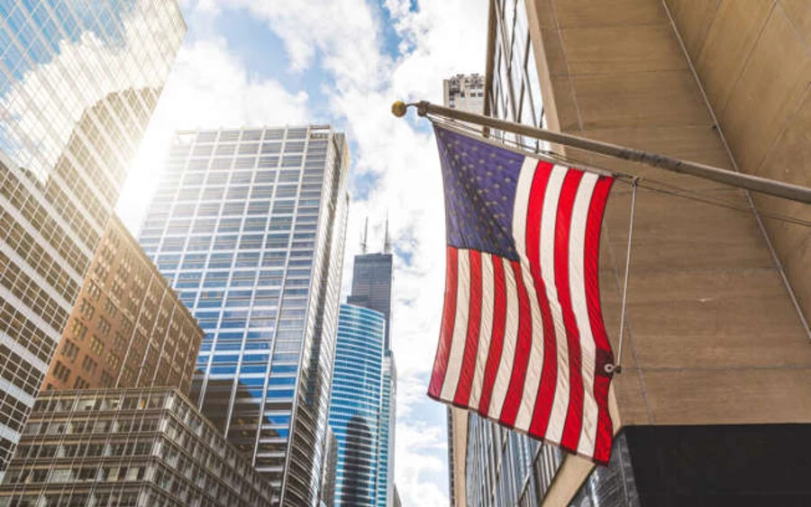 Az amerikaiak nagyon hazafiasnak tűnhetnek a külföldiek számára, ugyanis mindenhol nemzeti zászlók lógnak - az üzletektől kezdve a történelmi helyszíneken át egészen az otthonokig.