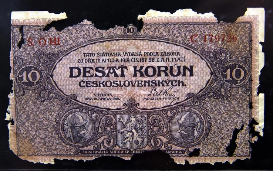 Fontos megemlíteni a „Specimen” jelzéssel ellátott tízkoronást is. Ez egyike azon ritka cseh bankjegyeknek, amelyek még mindig nagy keresletnek örvendenek. Összesen csak 120 darabot gyártottak belőle, ez is növeli a keresletét.