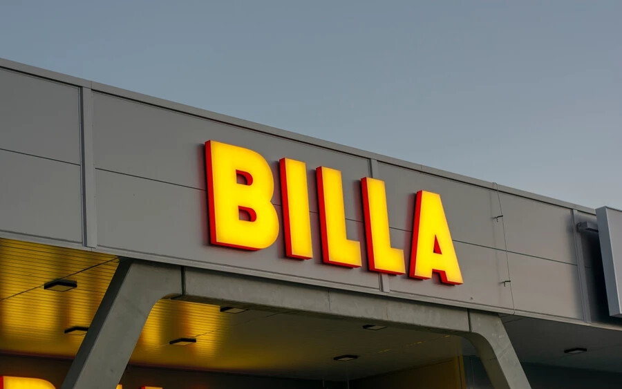 „Tájékoztatjuk, hogy visszahívjuk a BILLA easy - Cézár saláta 210 grammos terméket. Nem zárható ki az esetleges egészségügyi kockázat, mivel a csomagolásban idegen tárgyat találtak” - közölte az áruházlánc.