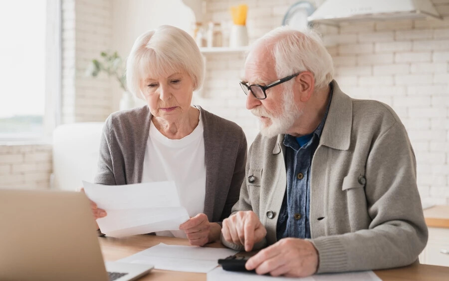 Azok a nyugdíjasok, akiknek a nyugdíját a biztosító bankszámlára küldi, és akiknek a nyugdíjuk kifizetésének időpontja a hónap 8. napja, a szokásos időpontban kapják meg a nyugdíjukat a számlájukra.