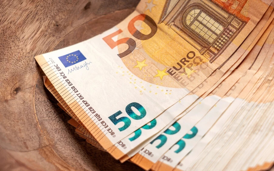 Ha egy szlovák állampolgár, aki 40 évet dolgozott és havi 1200 eurót keres, egy évvel korábban kéri a korengedményes nyugdíjat, akkor most havi 734,50 eurós nyugdíjat kapna. Ha azonban csak május 15-én vagy később kéri az korkedvezményes nyugdíjat, akkor a nyugdíja csak 716,20 euró lesz havonta. Ha 1 800 eurót keres, és másfél évvel korábban szeretne nyugdíjba menni, akkor ma 1 030,60 eurót kap, de március 15-e után már csak 991,40 eurót.