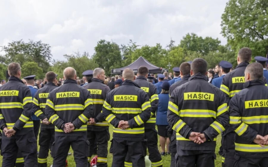 A másik áldozatot, Lukášt hétfőn szülei, két nővére és menyasszonya, Lenka kísérte utolsó útjára, Mariánt pedig kedden családja, barátai és kollégái búcsúztatták. A temetésen részt vett Peter Pellegrini, Szlovákia újonnan megválasztott elnöke és Lucia Kurilovská, a belügyminisztérium államtitkára is.