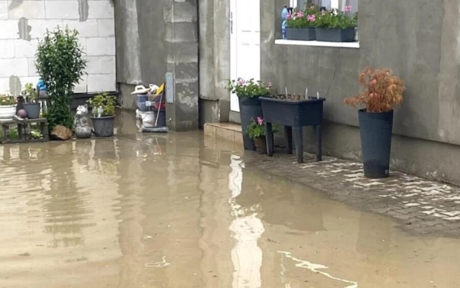 A legtöbb eső Sziklaszoros (Skalité), Veszele (Oravské Veselé), Tarcafő (Torysky) és Malcó (Malcov) településeken esett, ahol a csapadékmennyiség elérte a 71,6 millimétert. Erős vihar söpört végig Rimaszombaton is, ahol a víz elöntötte a városközpontot.