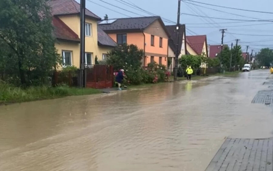 A Kis-Kárpátokban található Cseszte (Častá) községet is elöntötte a víz, Alsókocskóc (Dolné Kočkovce) településen pedig akár két órán át tombolt a vihar, a község teljesen víz alá került. 