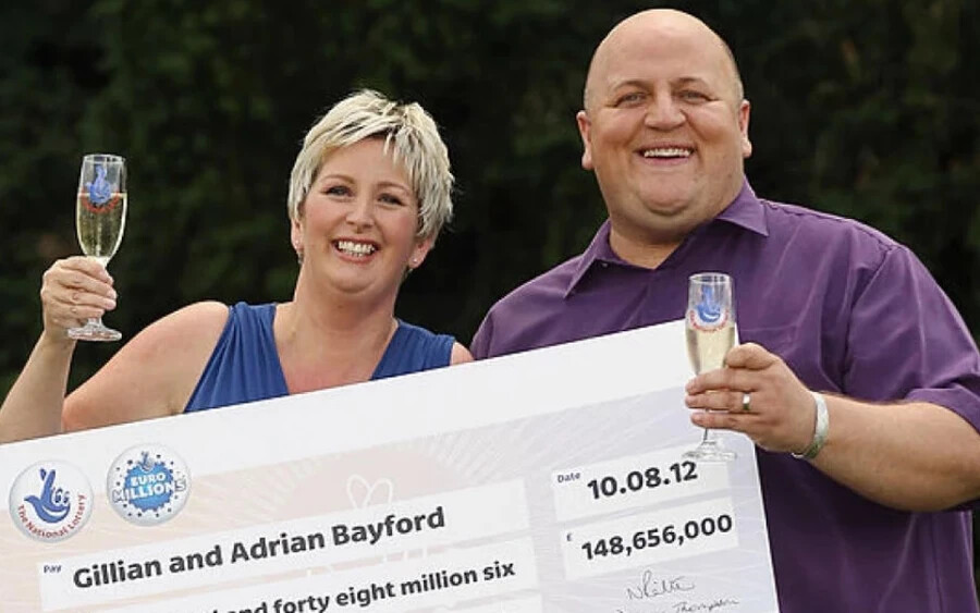Gillian Bayford és férje, Adrian 187,5 millió dollárt nyertek az EuroMillions lottón 2012-ben, de Gillian nem sokáig élvezte a nyereményt, a mesés összeg ugyanis tönkretette a családjával való kapcsolatát - írja a Business Insider.