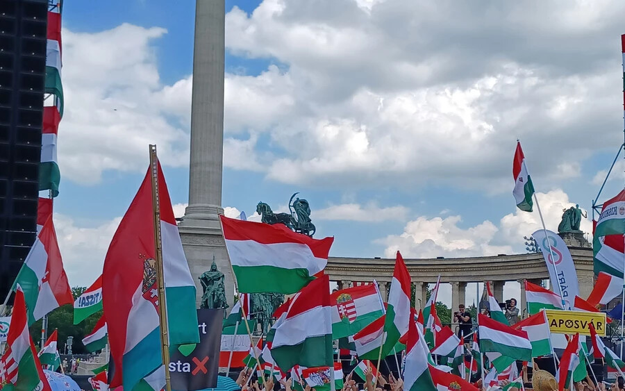 Százezres tömeg Magyar Péter tüntetésén