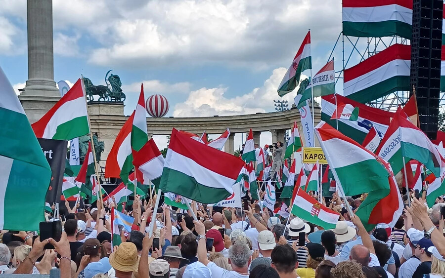 Százezres tömeg Magyar Péter tüntetésén