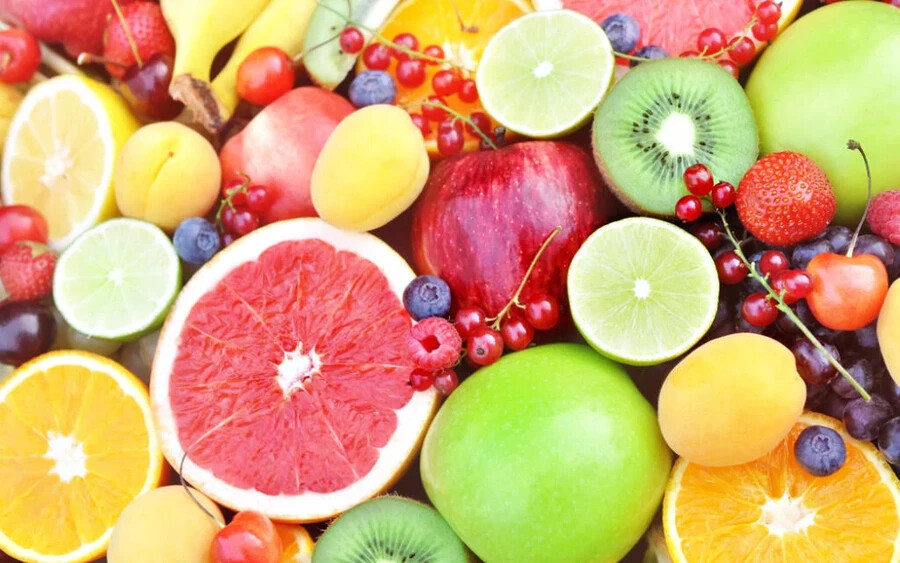 Az ananász és a dinnye kivételével a legtöbb gyümölcs alacsony, 55 vagy annál kevesebb GI-vel rendelkezik. Ennek oka, hogy a legtöbb gyümölcs sok vizet és rostot tartalmaz, ami ellensúlyozza természetes cukortartalmukat, a fruktózt. De vigyázat, ahogy a gyümölcsök érnek, úgy nő a GI-jük. A gyümölcsleveknek is nagyon magas a GI-jük, mivel a gyümölcslevekből eltávolítják a rostos héjat és a magokat.