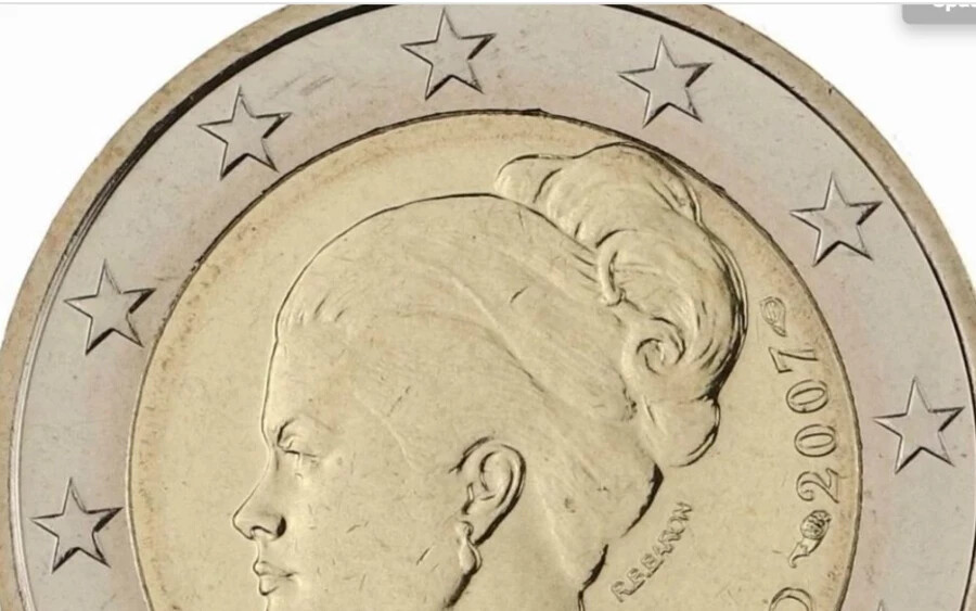 Az egyik ilyen érme a 2007-es monacói Grace Kelly 2 eurós érme. Ez az érme a híres monacói hercegnő, Grace Kelly tiszteletére 2007-ben jelent meg, és 2014-ig minden idők legdrágább kéteurós emlékérméje volt. Ma ennek az érmének az értéke legalább 5000 euró.
