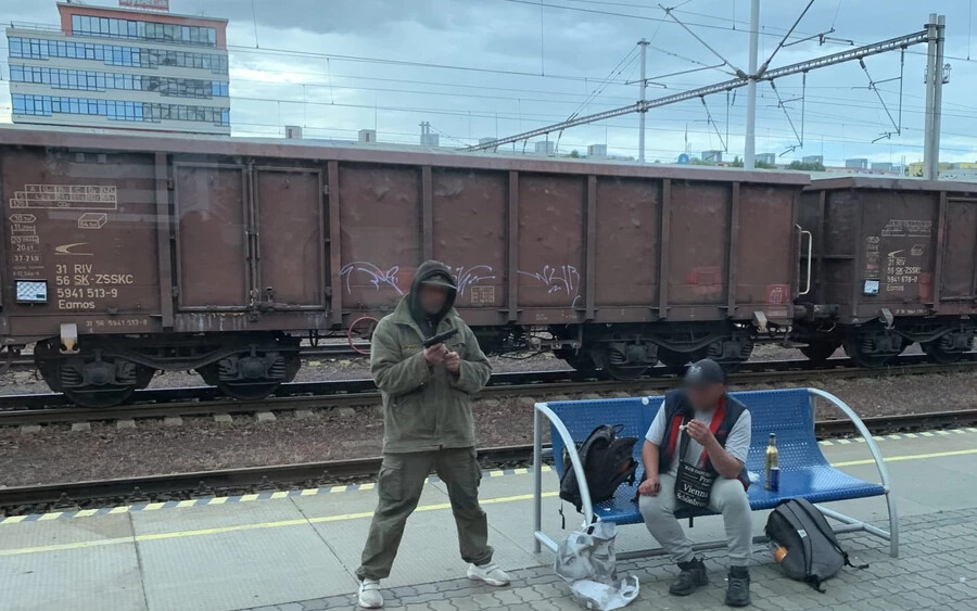 Fegyverrel „játszadozott” egy férfi a pozsonyi vasútállomáson