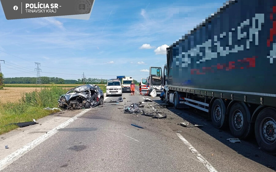 TRAGÉDIA: Kamionnak ütközött egy autó Nagymegyernél, a gépkocsi sofőrje meghalt