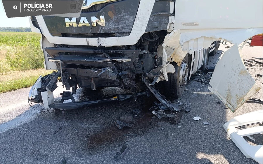 TRAGÉDIA: Kamionnak ütközött egy autó Nagymegyernél, a gépkocsi sofőrje meghalt