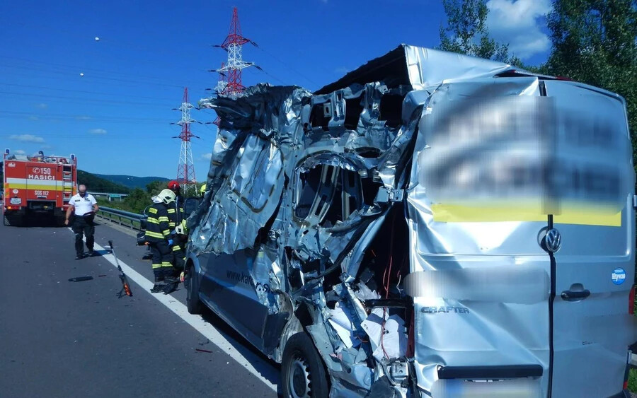 HÁTBORZONGATÓ baleset: gázelvétel nélkül álló járműveknek ütközött egy kamion