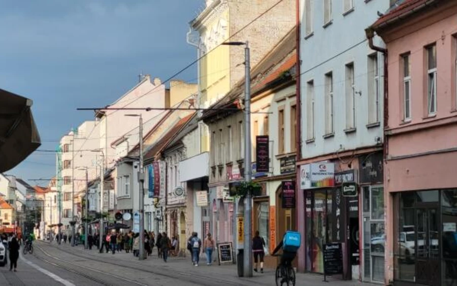 Az Obchodná utca sok külföldi turista számára, aki vonattal érkezik a városba, az első találkozási pont Pozsony központjával - itt szállnak le a villamosról. Amikor leszállnak, több dolog is meglepheti őket - az olcsó és minőségtelen üzletek, a rengeteg szemét, a szmog és a hajléktalanok.  Bár a város igyekszik fokozatosan felvirágoztatni az utcát, de központi fekvése és az ebből adódó nagy potenciál miatt az Obchodná megérdemelné a szintemelkedést.