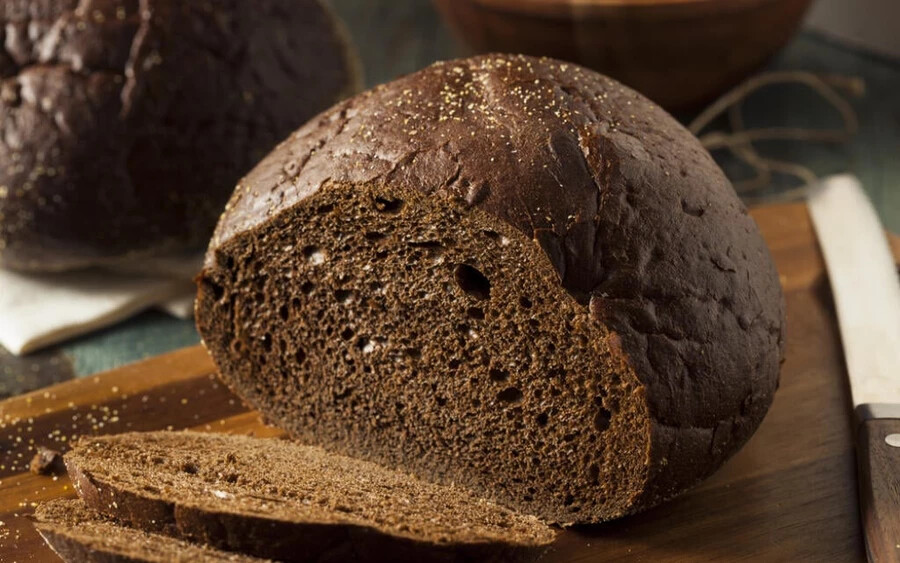 Sok kenyérfajta magas szénhidráttartalmú, és gyorsan megemeli a vércukorszintet. A rozsos vagy a teljes kiőrlésű kenyerek azonban alacsony, 55-ös vagy annál kevesebb GI-vel rendelkeznek. Ezek a kenyerek kevésbé vannak feldolgozva, ezért több rostot tartalmaznak, ami lassítja az emésztést és segít stabilizálni a vércukorszintet.