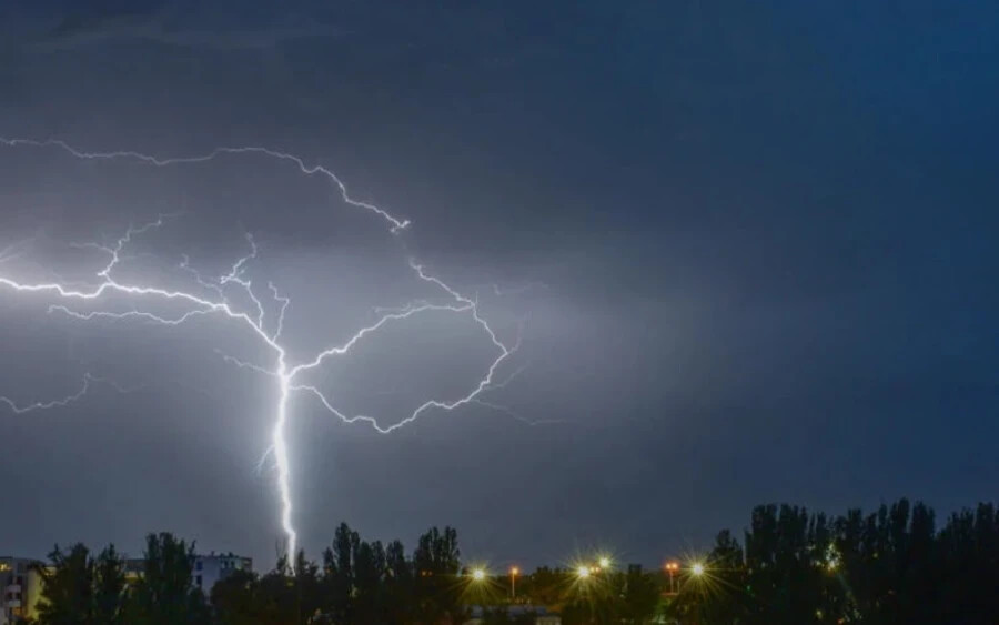 A szélsőséges viharok a mi területünkön is károkat okoztak. Már este 8 órakor hatalmas felhőszakadás érkezett Pozsony és Dunaszerdahely környékére, 50 mm csapadékkal. A legrosszabb azonban este 11 órakor kezdődött.
