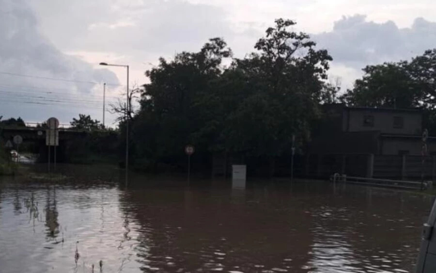  A heves esőzések és az özönvíz Nyitrán és környékén okozott komoly gondokat. Több utcát elöntött a víz, amelyek járhatatlanná váltak, valamint túlterhelődött a csatornarendszer is - jelentette a városháza.