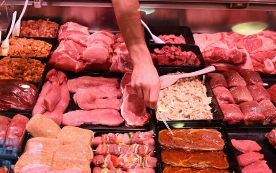 A cseh ellenőrök több olyan húskészítményt találtak, amelyek veszélyesek lehetnek az emberre. Az ellenőrök három különböző régió (Zlín, Morva-Szilézia és Dél-Csehország) kis helyi termelőinek termékeit vizsgálták meg. Mivel határmenti helyekről van szó, ezért Szlovákiába is kerülhetett a baktériumos húsból. 