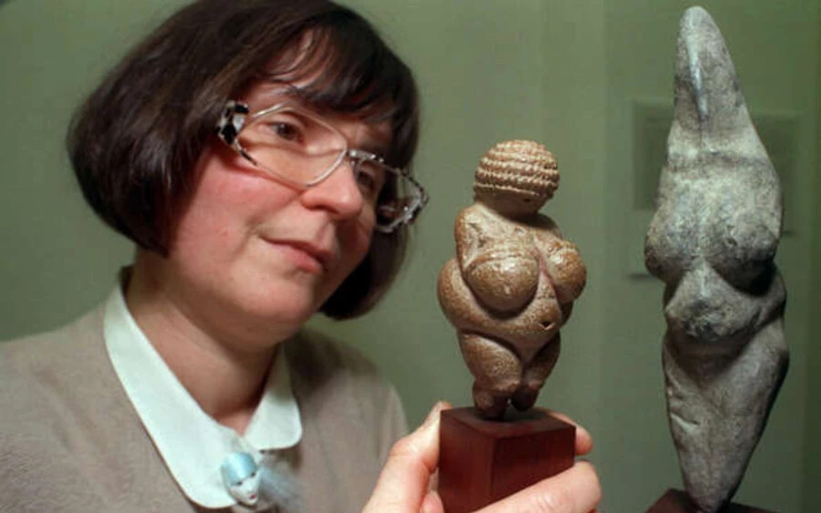A női test legkorábbi ismert ábrázolásai közé tartoznak a paleolitikumból származó "Vénusz-figurák". A Willendorfi Vénuszról úgy gondolják, hogy a termékenységet vagy a vonzerőt jelképezi. Ezt a figurát a kerek test, telt idomok és az arc mellőzése jellemzik. 