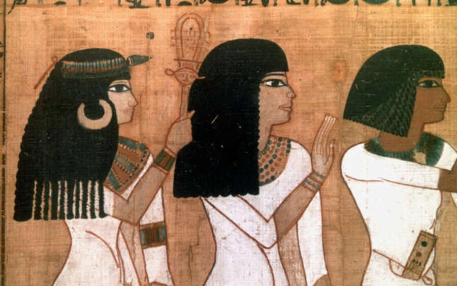 Az ókori Egyiptomban nagy jelentőséget tulajdonítottak a női szépségnek, ami jellemzően karcsú testet jelentett, keskeny vállakkal, magas derékkal és szimmetrikus arccal. Ezzel szemben az ókori görögök sokkal nagyobb jelentőséget tulajdonítottak a férfiak testének. Az ókori szobrok azonban megmutatják nekünk a művészek idealizált női alakját, amely hangsúlyos csípővel, telt mellekkel és kis pocakkal rendelkezett.