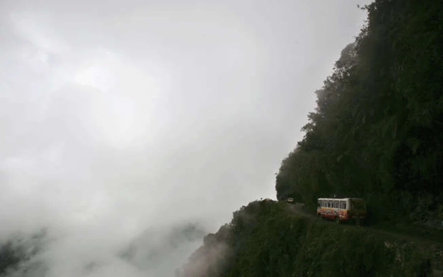 A "halál útja", Bolívia - az út Bolívia északi részének esőerdején keresztül vezet, több mint 15 ezer méteres magasságban. A földút olyan keskeny, hogy időnként csak egy autó fér el rajta. Gyakran köd is borítja, és a feljegyzések szerint évente 200-300 haláleset történik ott.